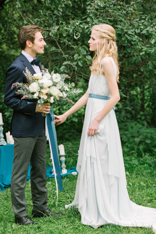 Португальские мотивы, жених и невеста с букетом