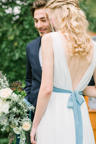 Португальские мотивы, жених и невеста с букетом