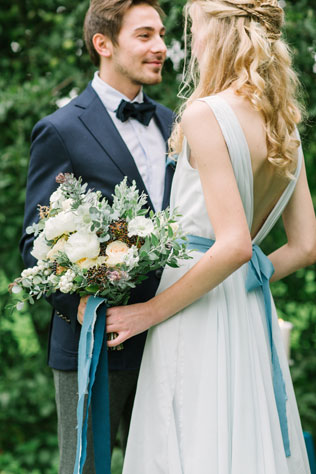 Португальские мотивы, жених и невеста с букетом