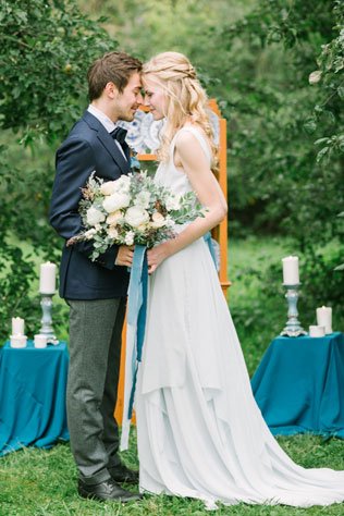 Португальские мотивы, жених и невеста с букетом