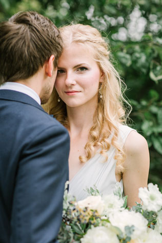 Португальские мотивы, жених и невеста с букетом