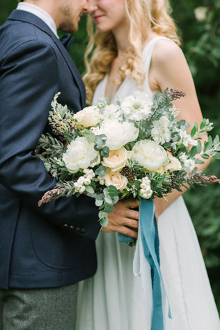 Португальские мотивы, жених и невеста с букетом