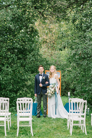 Португальские мотивы, жених и невеста с букетом