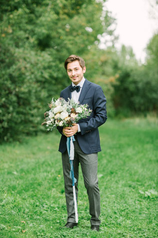 Португальские мотивы, букет невесты в руках жениха