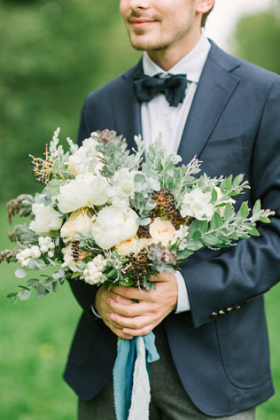 Португальские мотивы, букет невесты в руках жениха