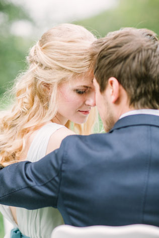 Португальские мотивы, жених и невеста за столом