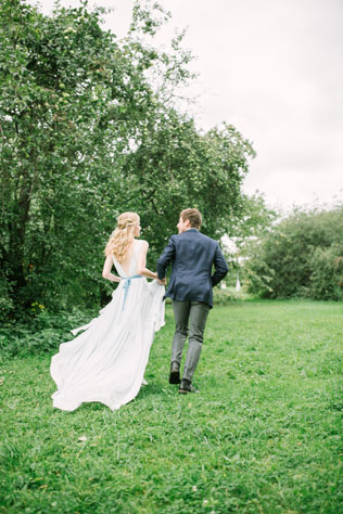 Португальские мотивы, жених и невеста бегут по парку