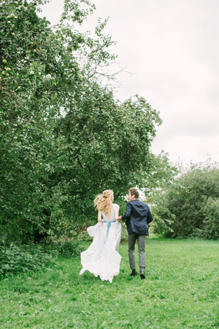 Португальские мотивы, жених и невеста бегут по парку