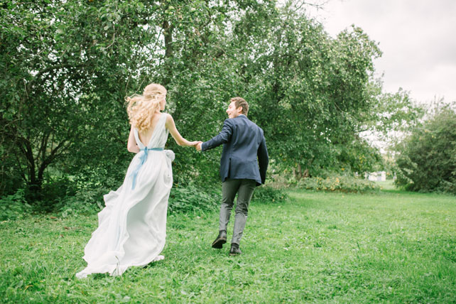 Португальские мотивы, жених и невеста бегут по парку