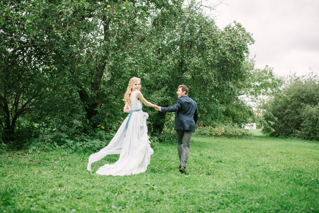 Португальские мотивы, жених и невеста бегут по парку