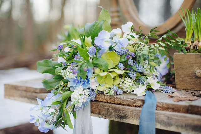 свадебная фотосессия невесты в лесу, весенний букет невесты