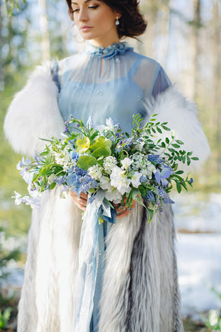 свадебная фотосессия невесты в лесу, букет невесты