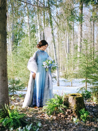 свадебная фотосессия невесты в лесу, образ невесты