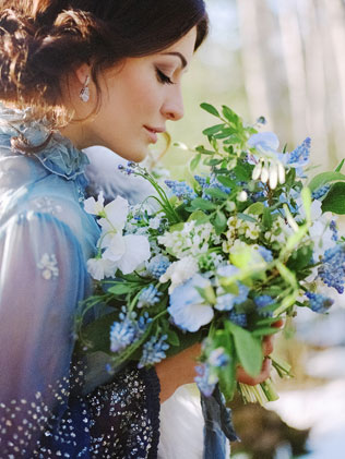 свадебная фотосессия невесты в лесу, букет невесты