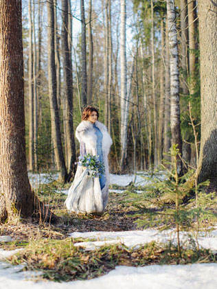 свадебная фотосессия невесты в лесу, букет невесты