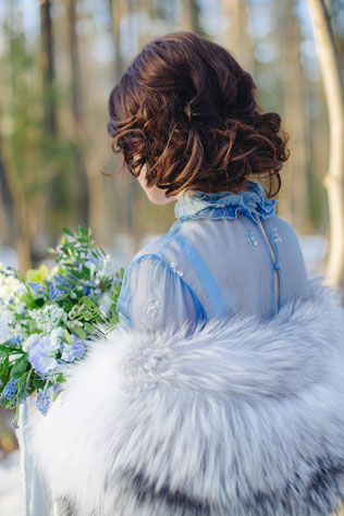 свадебная фотосессия невесты в лесу, прическа невесты