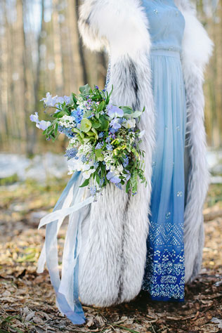 свадебная фотосессия невесты в лесу, букет невесты