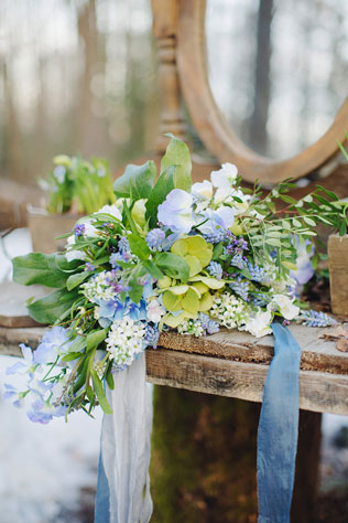 свадебная фотосессия невесты в лесу, букет невесты