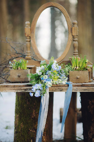 свадебная фотосессия невесты в лесу, декор, зеркало