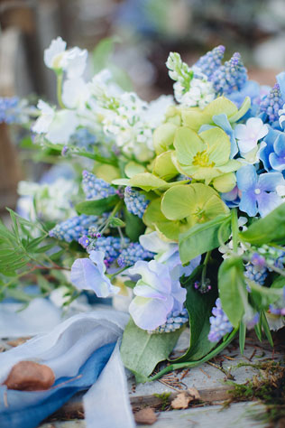 свадебная фотосессия невесты в лесу, весенний букет невесты