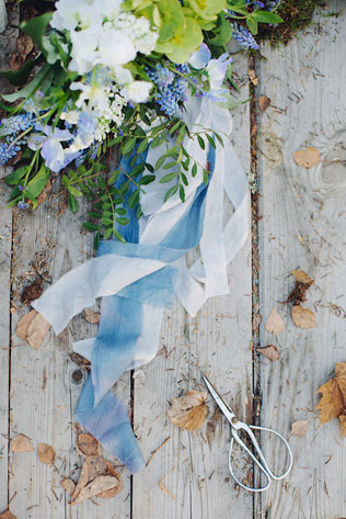 свадебная фотосессия невесты в лесу, декор