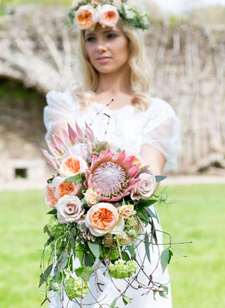 Загадочная протея: свадебные букеты и композиции 