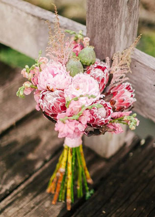 Загадочная протея: свадебные букеты и композиции 