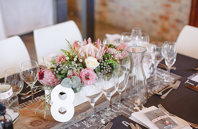 Загадочная протея: свадебные букеты и композиции 