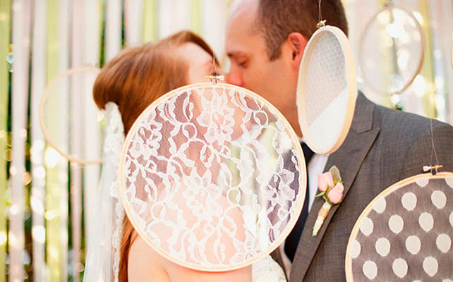 пяльцы в декоре свадьбы, фотозона