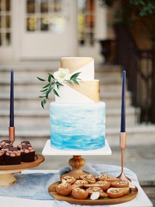 Двухъярусный свадебный торт с акварельными мазками №2