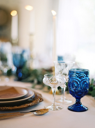 Тренд 2016 года: разноцветное стекло в декоре свадьбы 