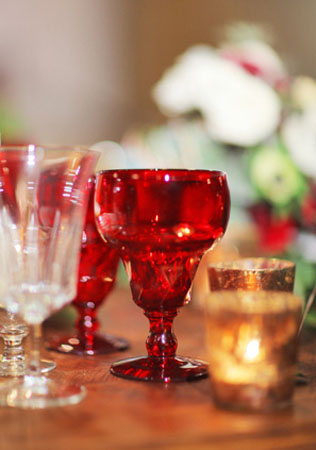 Тренд 2016 года: разноцветное стекло в декоре свадьбы 