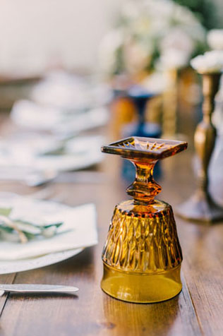 Тренд 2016 года: разноцветное стекло в декоре свадьбы 