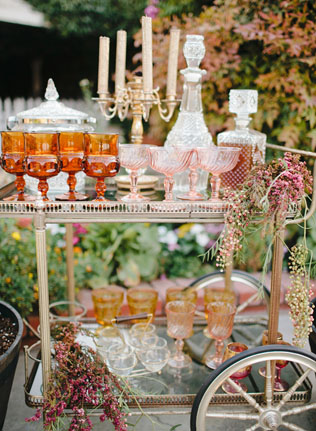 Тренд 2016 года: разноцветное стекло в декоре свадьбы 