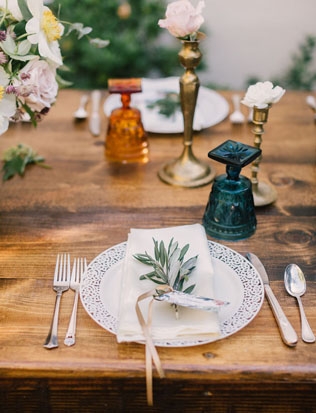 Тренд 2016 года: разноцветное стекло в декоре свадьбы 