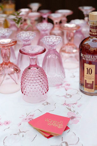 Тренд 2016 года: разноцветное стекло в декоре свадьбы 