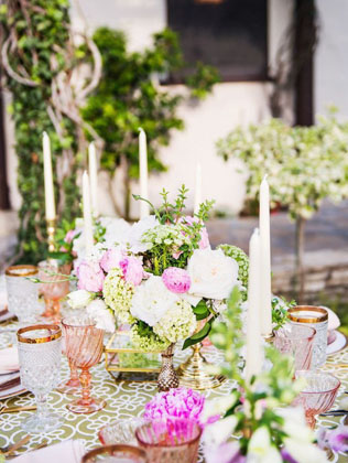 Тренд 2016 года: разноцветное стекло в декоре свадьбы 