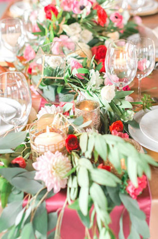 Тренд 2016 года: разноцветное стекло в декоре свадьбы 