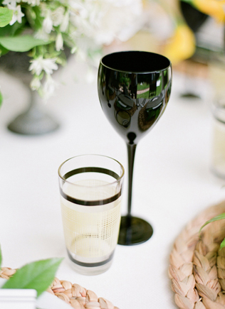 Тренд 2016 года: разноцветное стекло в декоре свадьбы 