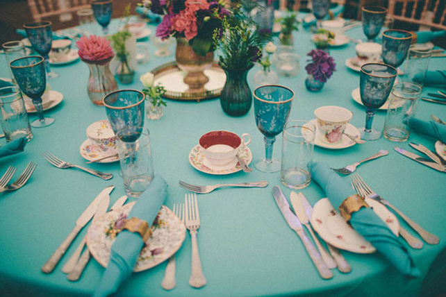 Тренд 2016 года: разноцветное стекло в декоре свадьбы 