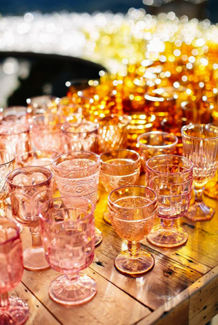 Тренд 2016 года: разноцветное стекло в декоре свадьбы 