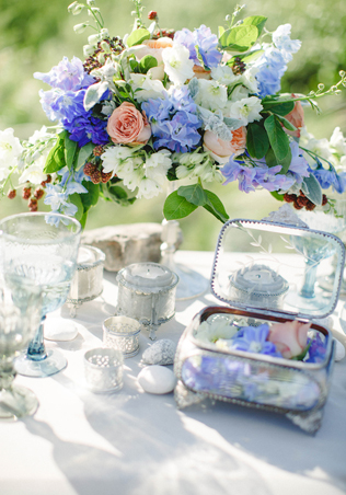 Тренд 2016 года: разноцветное стекло в декоре свадьбы 