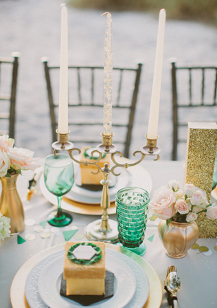 Тренд 2016 года: разноцветное стекло в декоре свадьбы 