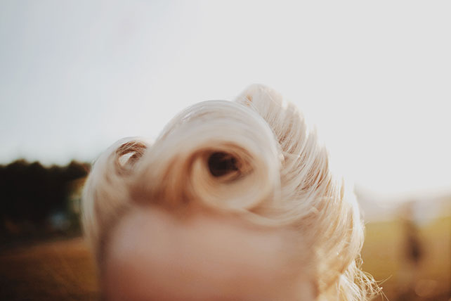 свадьба-реалити «Авиаторы», прическа в стиле свадьбы