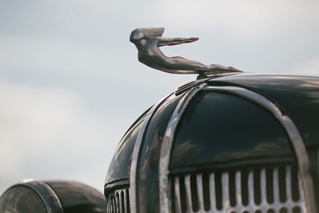 свадьба-реалити «Авиаторы», значок на ретро-автомобиле невесты