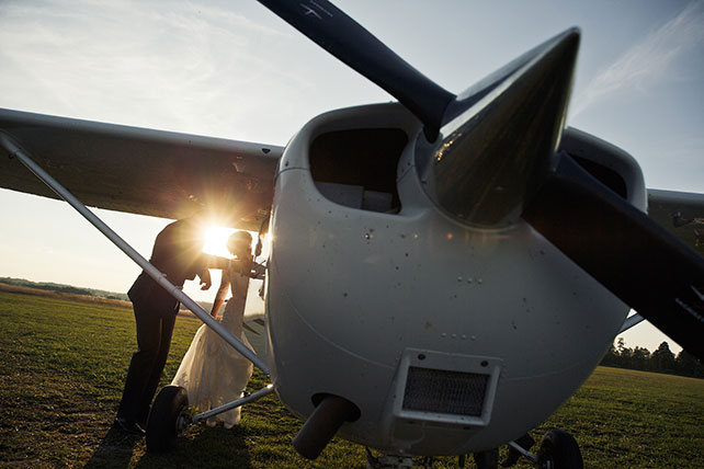 свадьба-реалити «Авиаторы», фотосессия жениха и невесты с самолетом