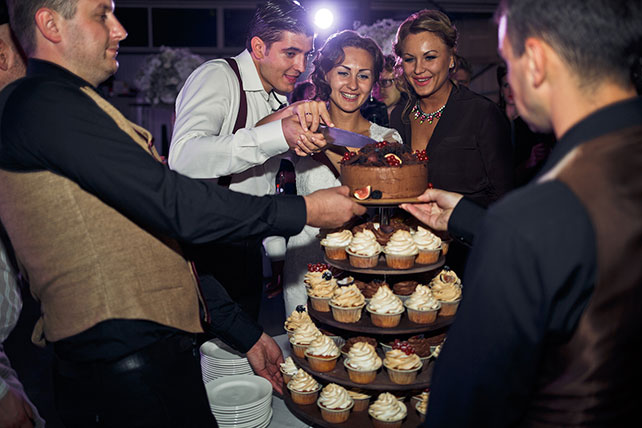 свадьба-реалити «Авиаторы», жених и невеста режут торт