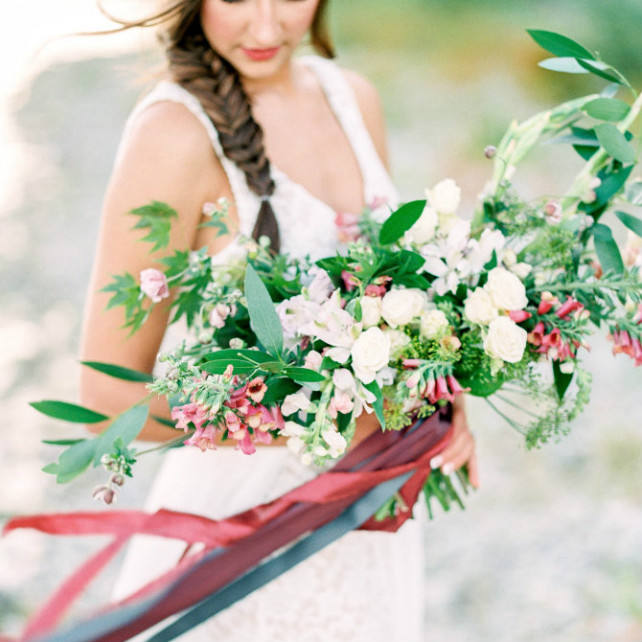 Свадебный букет из атласных лент своими руками – прекрасный аксессуар для невесты