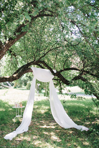 Романтичная фотосессия в ботаническом саду, декор тканью