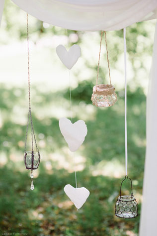Романтичная фотосессия в ботаническом саду, подвесные подсвечники